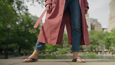 Rosé trench coat jeans and flip-flops outfit: how to wear it
